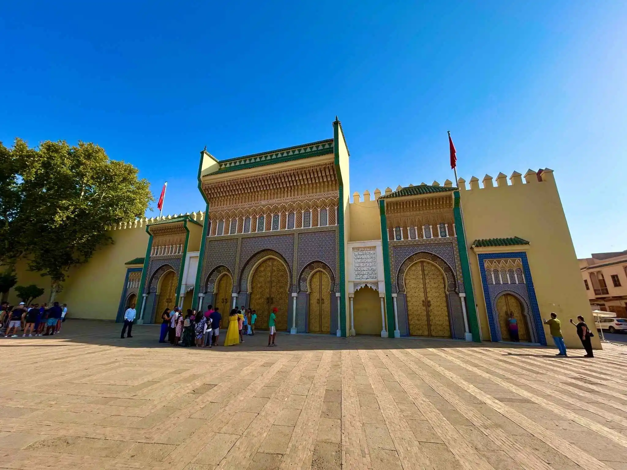 Royal Palace gates (Fes). Crowds gather before ornate golden doors and zellij-trimmed arches of the Dar el-Makhzen—a new absolute “Must See” in Morocco.